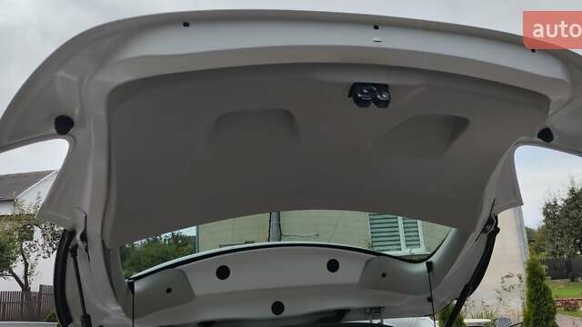 Білий Рено Зое, об'ємом двигуна 0 л та пробігом 50 тис. км за 7950 $, фото 12 на Automoto.ua