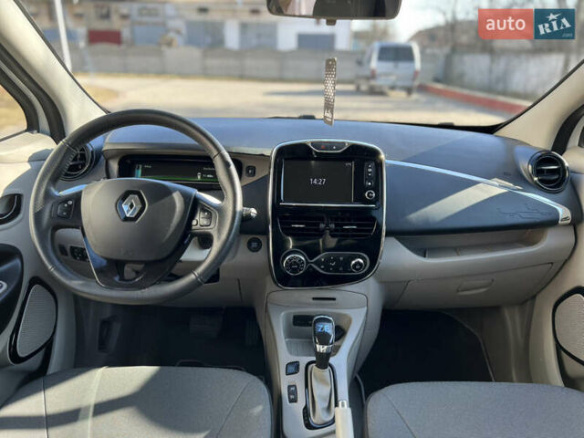 Белый Рено Зое, объемом двигателя 0 л и пробегом 50 тыс. км за 6700 $, фото 16 на Automoto.ua