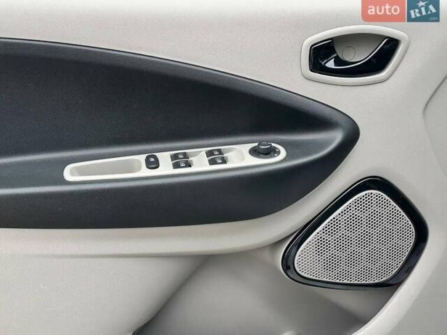 Белый Рено Зое, объемом двигателя 0 л и пробегом 83 тыс. км за 8500 $, фото 10 на Automoto.ua