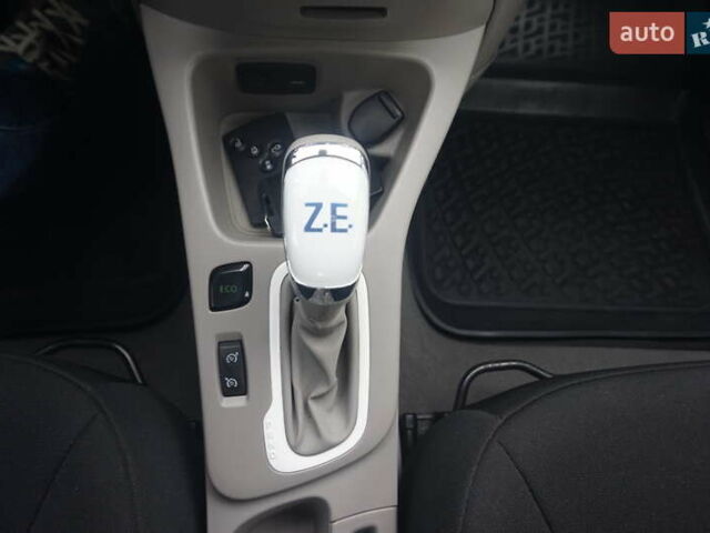 Білий Рено Зое, об'ємом двигуна 0 л та пробігом 112 тис. км за 6777 $, фото 35 на Automoto.ua