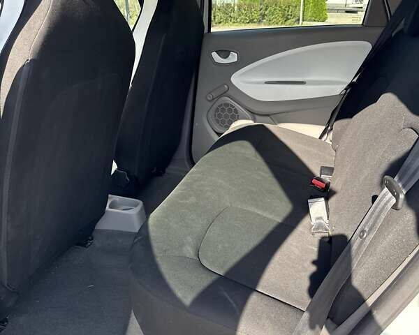 Белый Рено Зое, объемом двигателя 0 л и пробегом 147 тыс. км за 5900 $, фото 22 на Automoto.ua