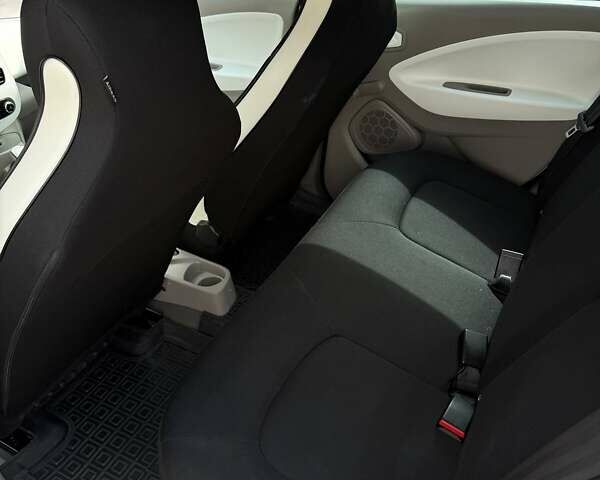 Белый Рено Зое, объемом двигателя 0 л и пробегом 108 тыс. км за 6999 $, фото 7 на Automoto.ua