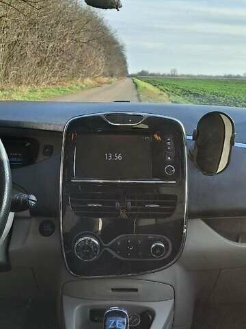 Белый Рено Зое, объемом двигателя 0 л и пробегом 163 тыс. км за 7950 $, фото 18 на Automoto.ua