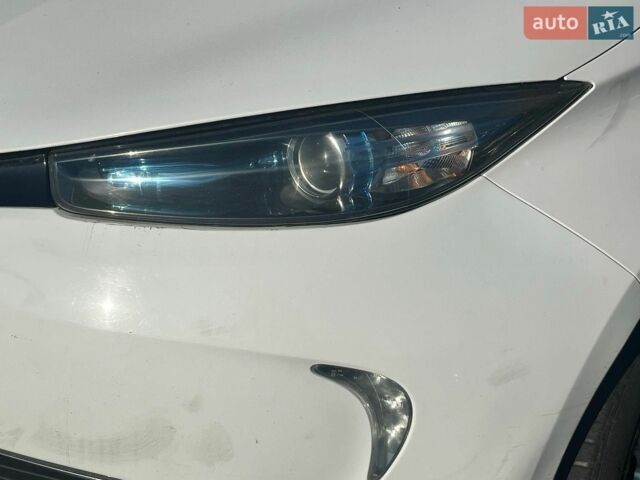Белый Рено Зое, объемом двигателя 0 л и пробегом 281 тыс. км за 6490 $, фото 3 на Automoto.ua
