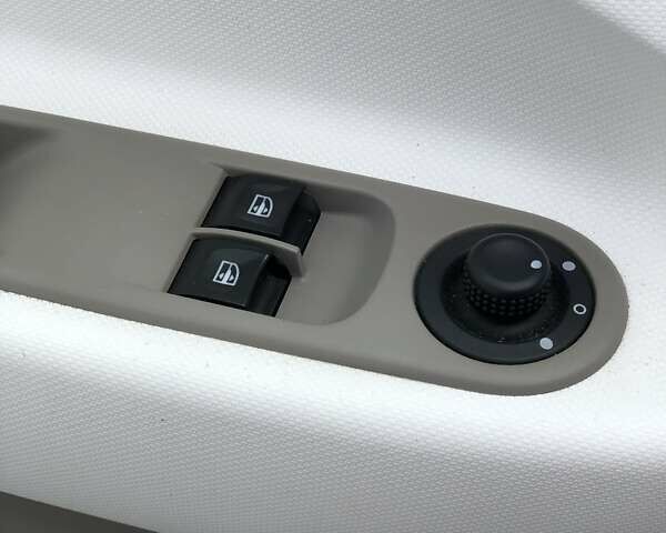 Белый Рено Зое, объемом двигателя 0 л и пробегом 100 тыс. км за 8299 $, фото 13 на Automoto.ua