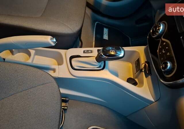 Белый Рено Зое, объемом двигателя 0 л и пробегом 61 тыс. км за 6600 $, фото 18 на Automoto.ua