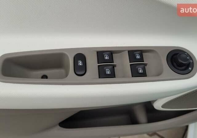 Белый Рено Зое, объемом двигателя 0 л и пробегом 108 тыс. км за 6500 $, фото 18 на Automoto.ua