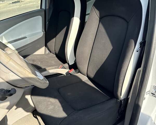 Белый Рено Зое, объемом двигателя 0 л и пробегом 147 тыс. км за 5900 $, фото 21 на Automoto.ua