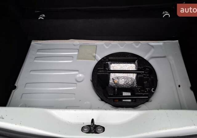 Белый Рено Зое, объемом двигателя 0 л и пробегом 61 тыс. км за 6600 $, фото 30 на Automoto.ua