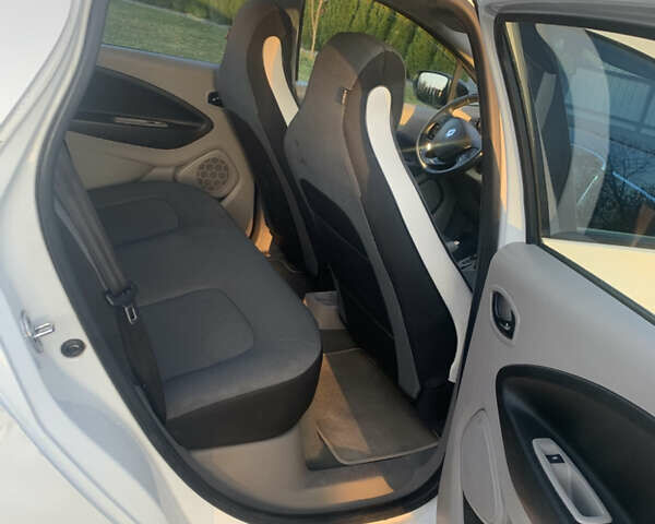 Белый Рено Зое, объемом двигателя 0 л и пробегом 85 тыс. км за 5950 $, фото 10 на Automoto.ua
