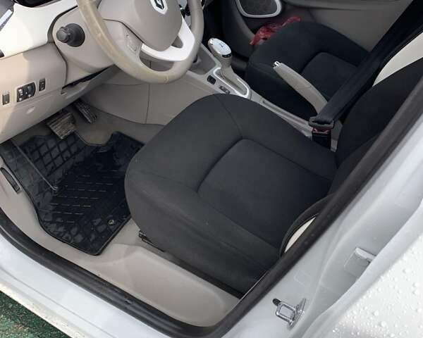 Белый Рено Зое, объемом двигателя 0 л и пробегом 92 тыс. км за 6800 $, фото 18 на Automoto.ua