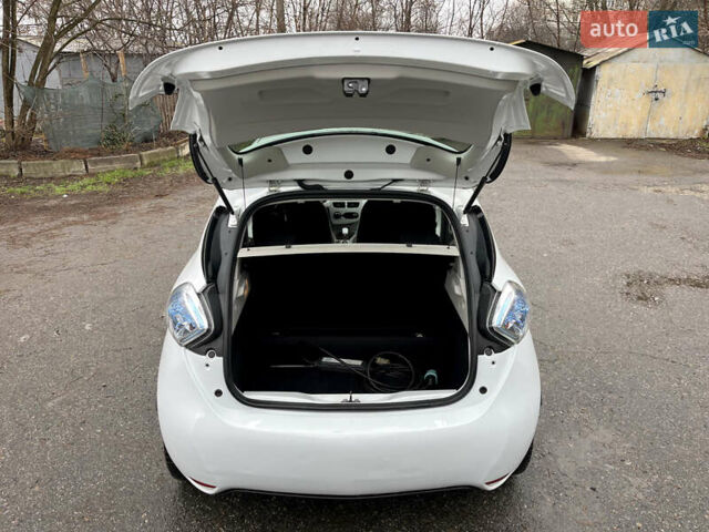 Белый Рено Зое, объемом двигателя 0 л и пробегом 115 тыс. км за 5950 $, фото 19 на Automoto.ua