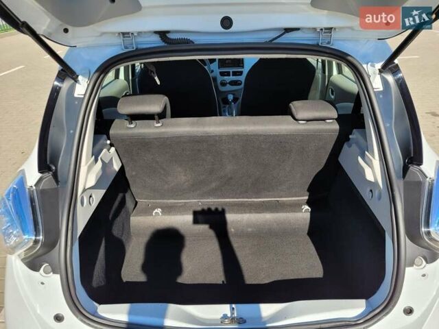 Білий Рено Зое, об'ємом двигуна 0 л та пробігом 147 тис. км за 9000 $, фото 6 на Automoto.ua