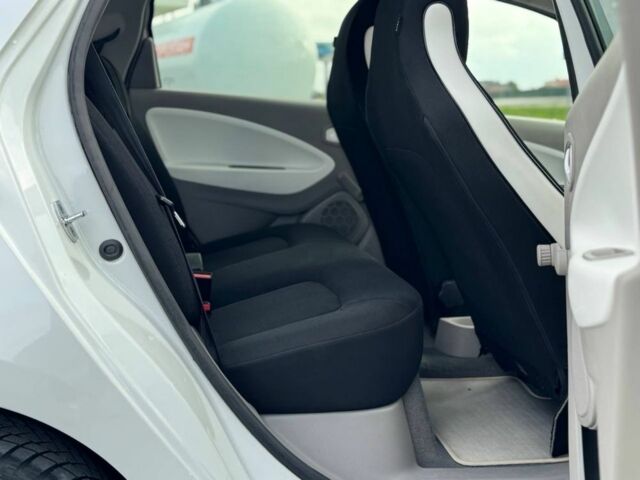 Белый Рено Зое, объемом двигателя 0 л и пробегом 164 тыс. км за 5999 $, фото 13 на Automoto.ua