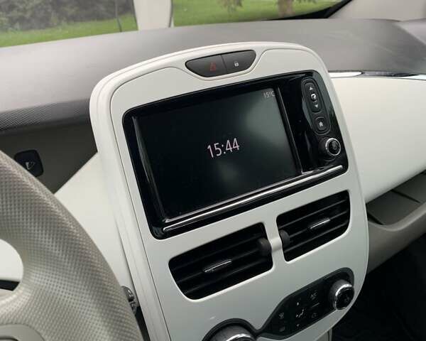 Белый Рено Зое, объемом двигателя 0 л и пробегом 92 тыс. км за 6800 $, фото 5 на Automoto.ua
