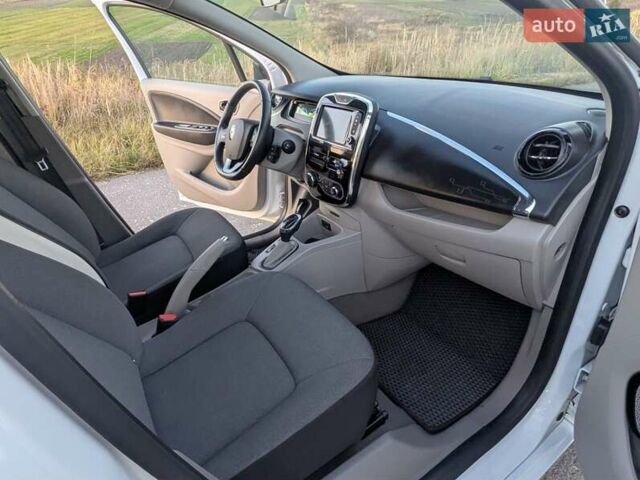 Белый Рено Зое, объемом двигателя 0 л и пробегом 51 тыс. км за 6995 $, фото 30 на Automoto.ua