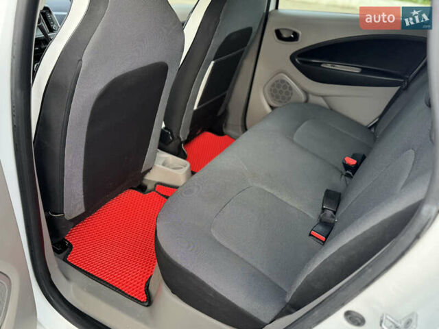 Белый Рено Зое, объемом двигателя 0 л и пробегом 75 тыс. км за 6500 $, фото 12 на Automoto.ua