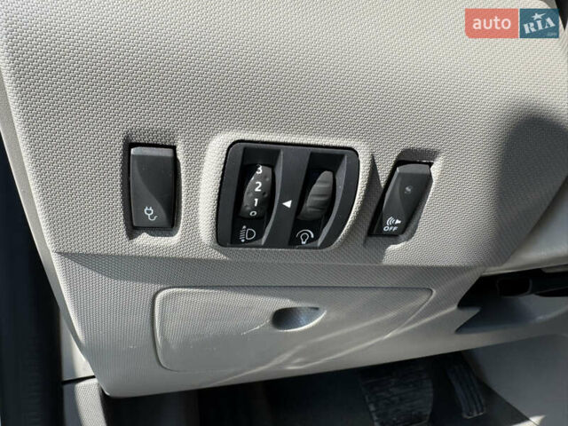 Білий Рено Зое, об'ємом двигуна 0 л та пробігом 98 тис. км за 6900 $, фото 53 на Automoto.ua