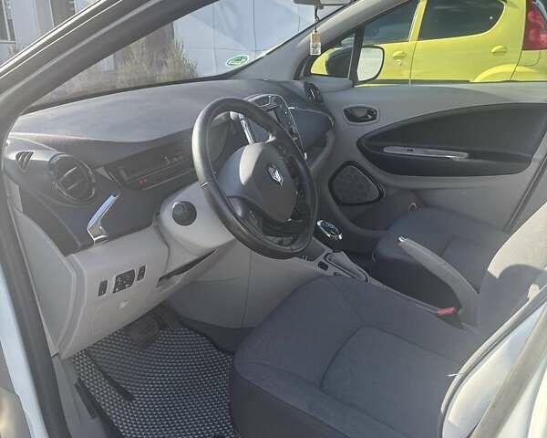 Білий Рено Зое, об'ємом двигуна 0 л та пробігом 105 тис. км за 7100 $, фото 6 на Automoto.ua