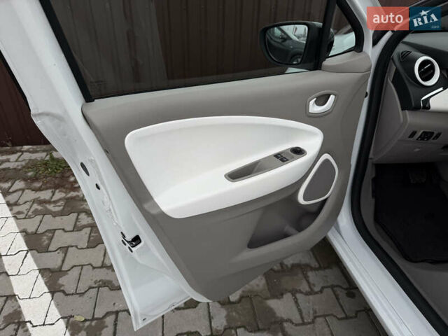 Белый Рено Зое, объемом двигателя 0 л и пробегом 125 тыс. км за 6700 $, фото 20 на Automoto.ua
