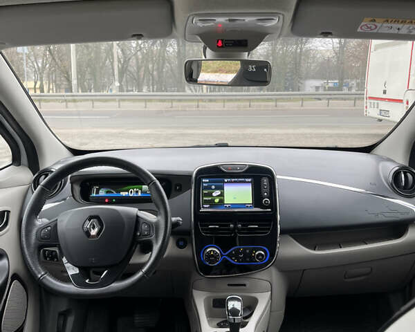 Белый Рено Зое, объемом двигателя 0 л и пробегом 115 тыс. км за 7100 $, фото 10 на Automoto.ua