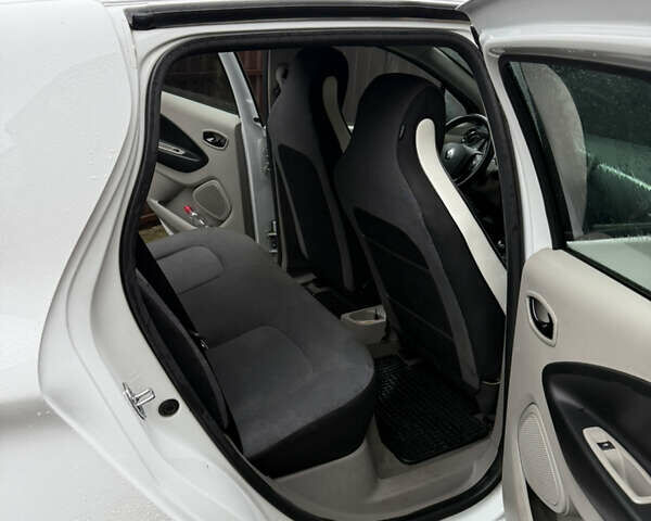 Белый Рено Зое, объемом двигателя 0 л и пробегом 130 тыс. км за 6999 $, фото 12 на Automoto.ua