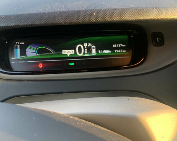 Белый Рено Зое, объемом двигателя 0 л и пробегом 85 тыс. км за 5950 $, фото 16 на Automoto.ua