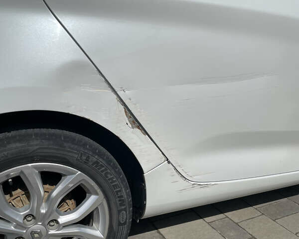 Белый Рено Зое, объемом двигателя 0 л и пробегом 71 тыс. км за 7000 $, фото 6 на Automoto.ua