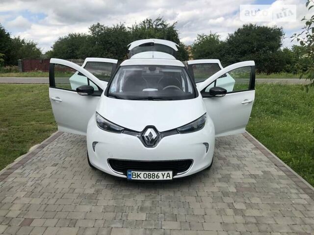 Белый Рено Зое, объемом двигателя 0 л и пробегом 100 тыс. км за 8299 $, фото 10 на Automoto.ua