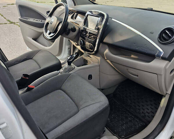 Белый Рено Зое, объемом двигателя 0 л и пробегом 82 тыс. км за 8200 $, фото 4 на Automoto.ua