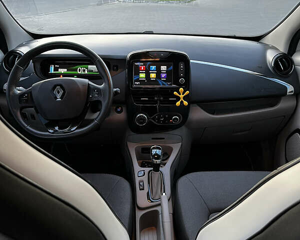 Белый Рено Зое, объемом двигателя 0 л и пробегом 76 тыс. км за 7799 $, фото 7 на Automoto.ua