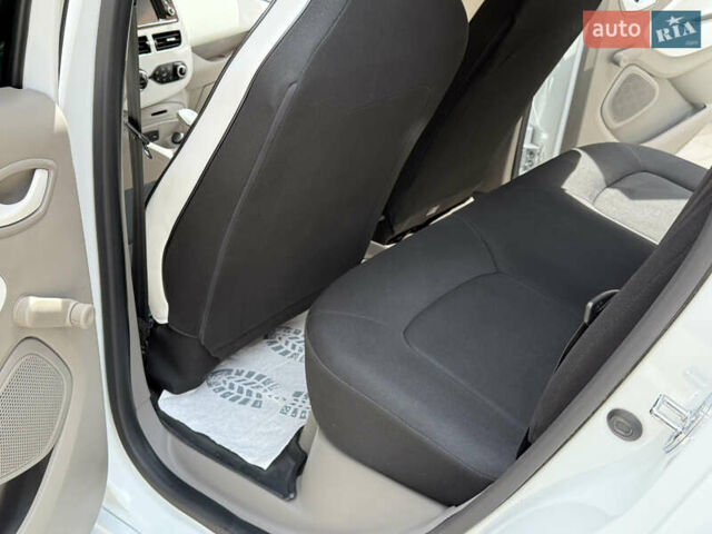 Белый Рено Зое, объемом двигателя 0 л и пробегом 50 тыс. км за 7650 $, фото 29 на Automoto.ua