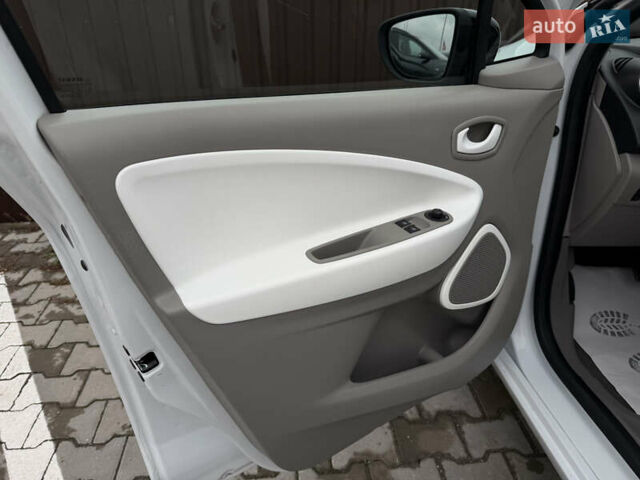 Белый Рено Зое, объемом двигателя 0 л и пробегом 125 тыс. км за 6700 $, фото 25 на Automoto.ua