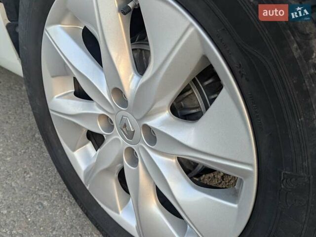 Белый Рено Зое, объемом двигателя 0 л и пробегом 51 тыс. км за 6995 $, фото 23 на Automoto.ua