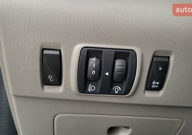 Белый Рено Зое, объемом двигателя 0 л и пробегом 108 тыс. км за 6500 $, фото 23 на Automoto.ua