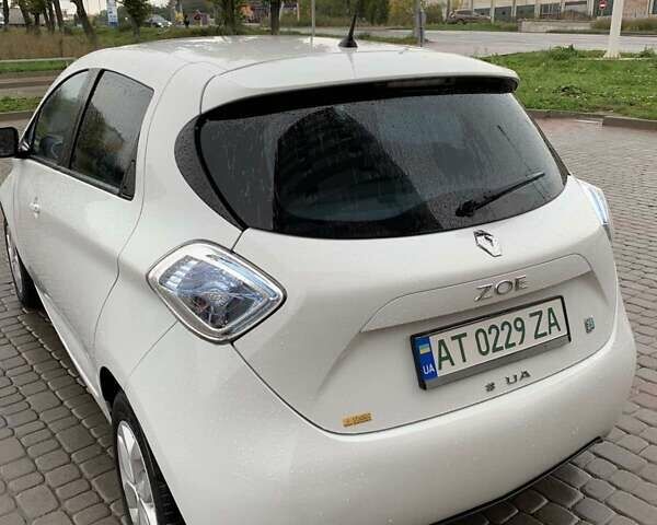 Белый Рено Зое, объемом двигателя 0 л и пробегом 92 тыс. км за 6800 $, фото 1 на Automoto.ua