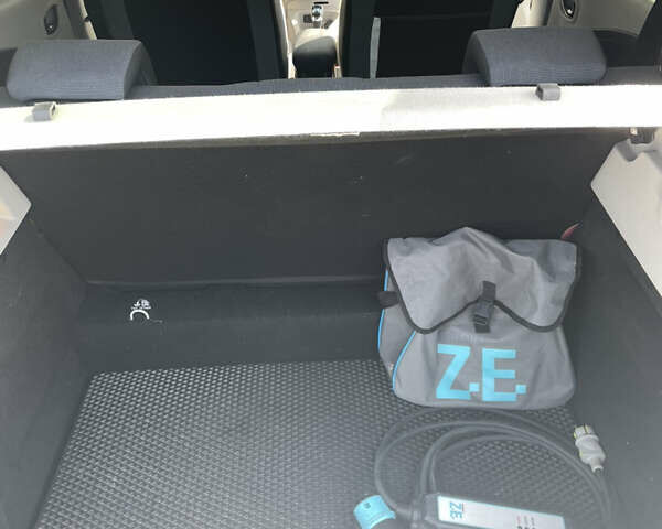 Белый Рено Зое, объемом двигателя 0 л и пробегом 71 тыс. км за 7000 $, фото 20 на Automoto.ua