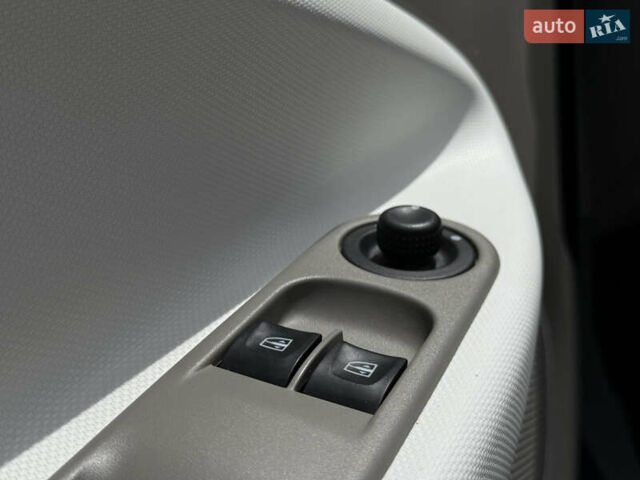 Белый Рено Зое, объемом двигателя 0 л и пробегом 50 тыс. км за 7650 $, фото 23 на Automoto.ua