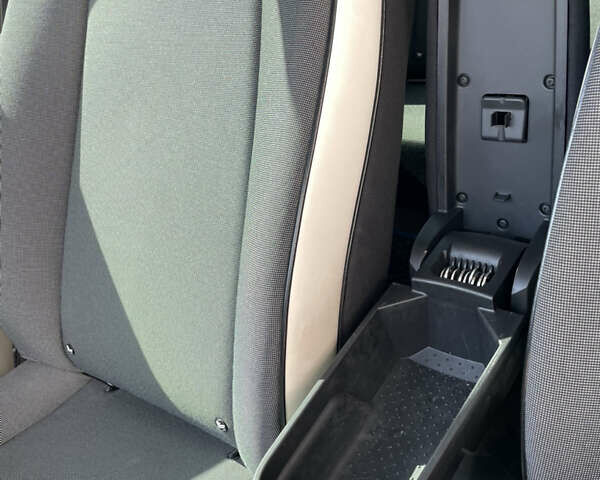 Белый Рено Зое, объемом двигателя 0 л и пробегом 71 тыс. км за 7000 $, фото 10 на Automoto.ua