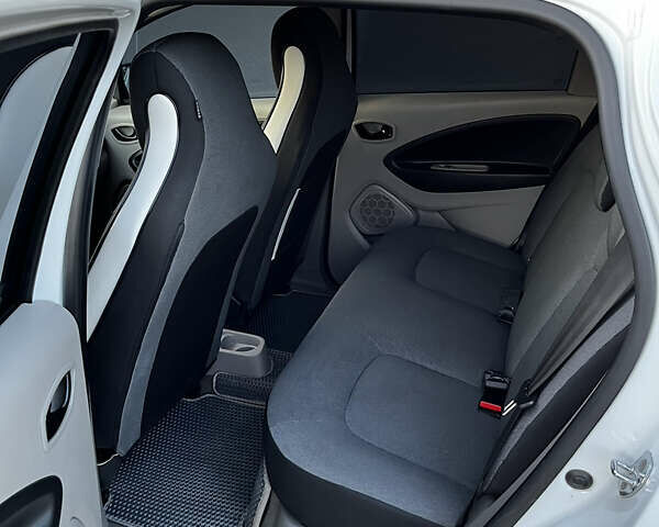 Белый Рено Зое, объемом двигателя 0 л и пробегом 76 тыс. км за 7799 $, фото 10 на Automoto.ua