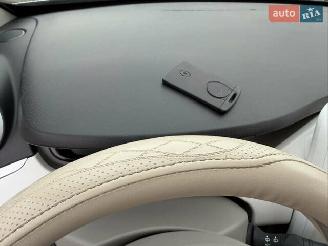 Білий Рено Зое, об'ємом двигуна 0 л та пробігом 80 тис. км за 5800 $, фото 11 на Automoto.ua