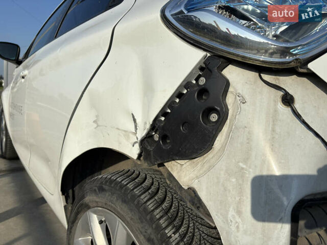 Білий Рено Зое, об'ємом двигуна 0 л та пробігом 68 тис. км за 4900 $, фото 10 на Automoto.ua