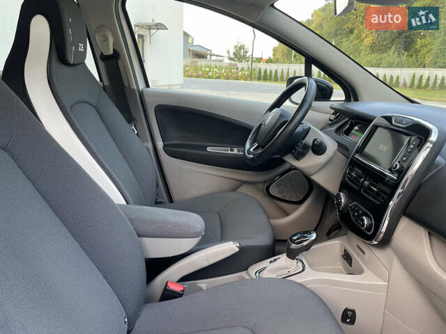 Белый Рено Зое, объемом двигателя 0 л и пробегом 74 тыс. км за 6900 $, фото 16 на Automoto.ua