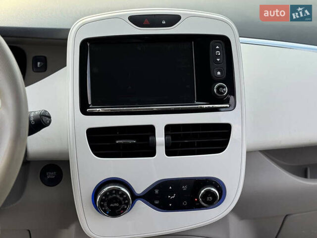Белый Рено Зое, объемом двигателя 0 л и пробегом 164 тыс. км за 5999 $, фото 22 на Automoto.ua