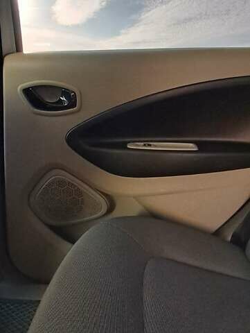 Белый Рено Зое, объемом двигателя 0 л и пробегом 163 тыс. км за 7950 $, фото 19 на Automoto.ua