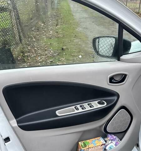 Белый Рено Зое, объемом двигателя 0 л и пробегом 147 тыс. км за 7000 $, фото 6 на Automoto.ua