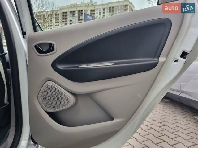 Білий Рено Зое, об'ємом двигуна 0 л та пробігом 122 тис. км за 6200 $, фото 26 на Automoto.ua