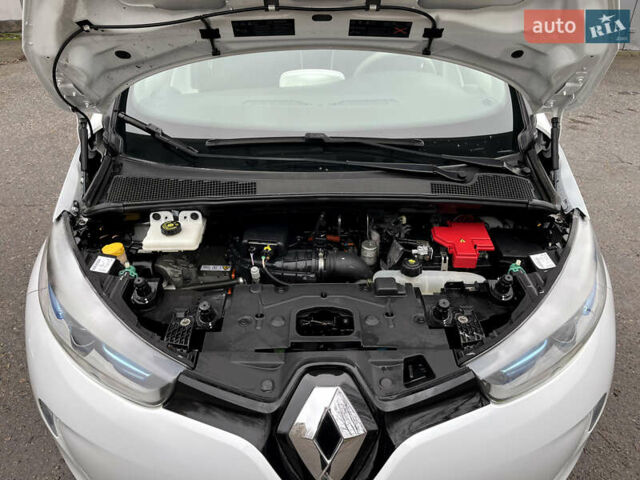 Белый Рено Зое, объемом двигателя 0 л и пробегом 115 тыс. км за 5950 $, фото 18 на Automoto.ua
