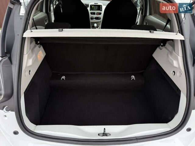 Белый Рено Зое, объемом двигателя 0 л и пробегом 125 тыс. км за 6700 $, фото 21 на Automoto.ua