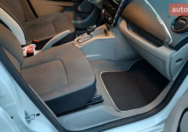 Белый Рено Зое, объемом двигателя 0 л и пробегом 61 тыс. км за 6600 $, фото 21 на Automoto.ua